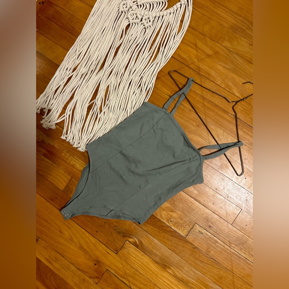 Seamless bodysuit with square neck